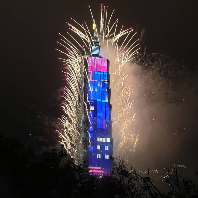 Mãn nhãn với khoảnh khắc đón giao thừa, chào năm 2020 của các nước: Khải Hoàn Môn đẹp như mơ, Tòa tháp chọc trời Dubai lung linh khó tin - Ảnh 55.