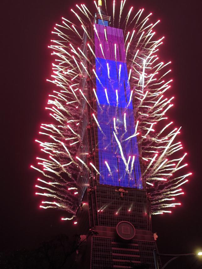 Mãn nhãn với khoảnh khắc đón giao thừa, chào năm 2020 của các nước: Khải Hoàn Môn đẹp như mơ, Tòa tháp chọc trời Dubai lung linh khó tin - Ảnh 56.