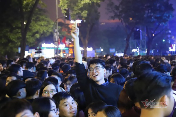 Chen nhau đón năm mới, thiếu nữ ngất xỉu bên vườn hoa Hà Nội - Ảnh 8. Chen nhau đón năm mới, thiếu nữ ngất xỉu bên vườn hoa Hà Nội - Ảnh 8.