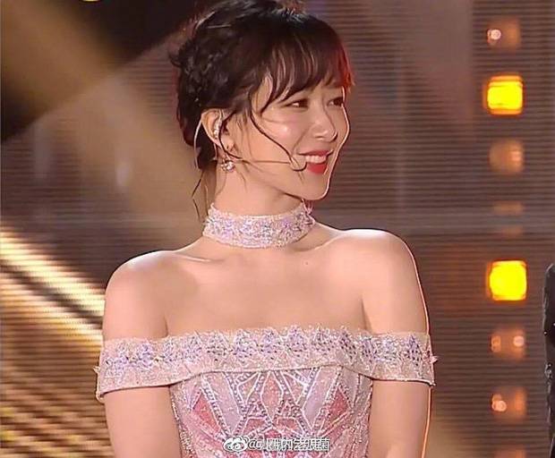 Nhan sắc thật sự của 2 mỹ nhân đang gây xôn xao: Không thể ngờ Địch Lệ Nhiệt Ba kém thế hơn hẳn so với Dương Tử - Ảnh 7. Nhan sắc thật sự của 2 mỹ nhân đang gây xôn xao: Không thể ngờ Địch Lệ Nhiệt Ba kém thế hơn hẳn so với Dương Tử - Ảnh 7.