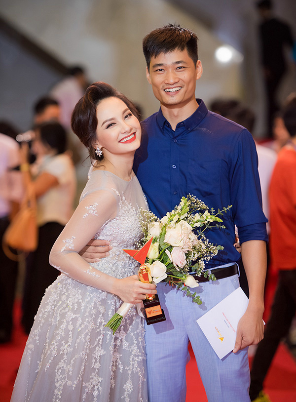 Ngày đầu tiên của năm 2020 nhìn lại 1 năm “đổi đời” của sao Việt: Người tên tuổi vụt sáng không kịp cản, người viên mãn hôn nhân đến ghen tị - Ảnh 7.