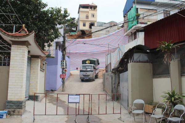Sập kè nhà dân, 16 hộ ở Quảng Ninh phải di dời khẩn cấp - Ảnh 2.