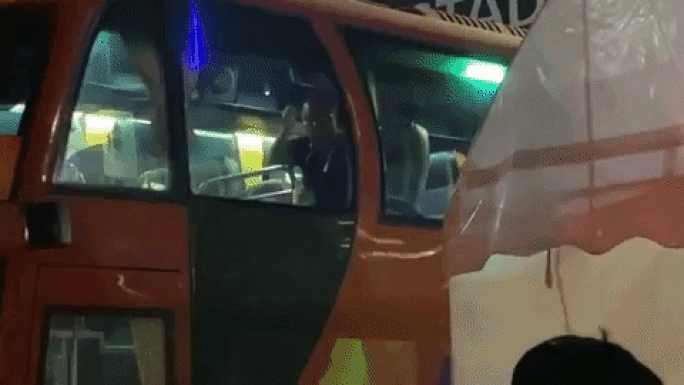 Bị xe ô tô của UAE cản đường, HLV Park Hang-seo không hài lòng vì rời sân muộn - Ảnh 1.