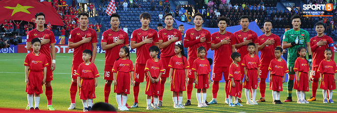 Cho cầu thủ nghỉ ngơi, HLV Park Hang-seo một mình tri ân CĐV Việt Nam sau trận hòa U23 UAE - Ảnh 1.