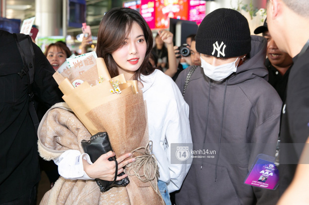 Lần đầu một cặp sao Hàn dắt nhau sang Việt Nam hẹn hò: Hyuna đến diễn show, Dawn hộ tống và còn công khai mua sắm ở TTTM - Ảnh 3.