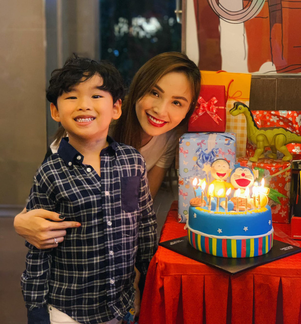 Hoa hậu Diễm Hương và gia đình tổ chức tiệc sinh nhật 5 tuổi cho con trai, nhưng ông xã lại vắng mặt giữa tin đồn ly hôn - Ảnh 1.