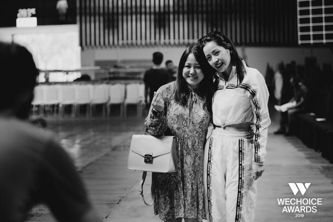 Khoảnh khắc hội ngộ giữa 2 thế hệ: Ngọc Linh dịu dàng, Chi Pu và Bảo Anh đầy gợi cảm, cùng hòa giọng tại sân khấu tổng duyệt WeChoice Awards 2019!  - Ảnh 1.