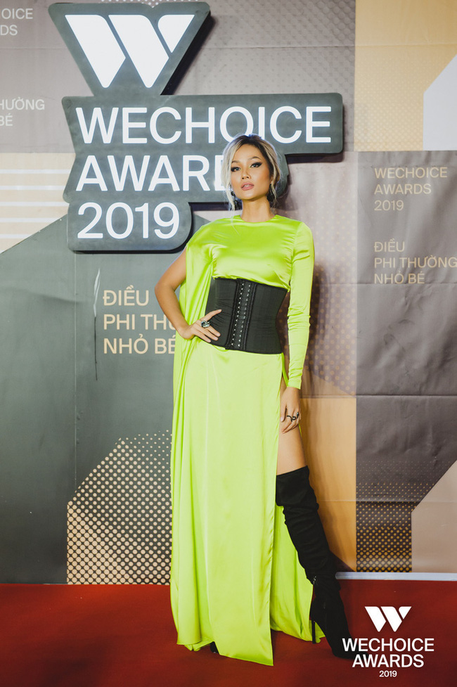 Thảm đỏ WeChoice Awards 2019 khủng nhất đầu năm của Vbiz: HHen Nie xuất hiện cá tính, Nhật Kim Anh như  nữ hoàng - Ảnh 3.