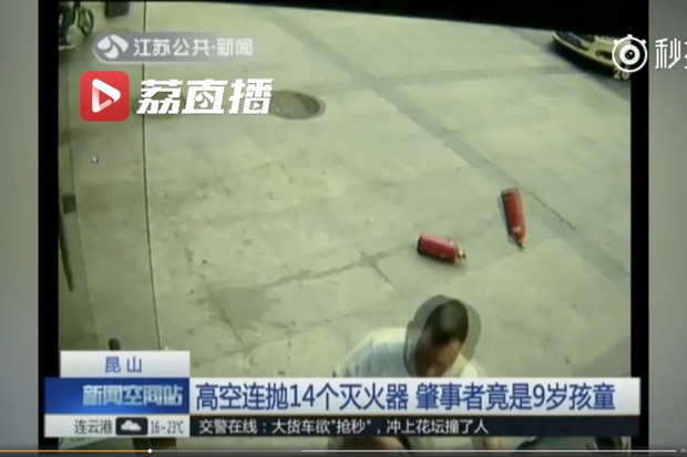 Xe đạp, dao làm bếp, phân chó: Những hiểm họa rơi xuống từ các tòa chung cư cao tầng ở Trung Quốc khiến người dân khiếp đảm - Ảnh 4.