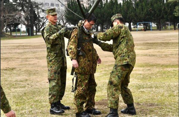 Bộ trưởng Quốc phòng Nhật Bản nhảy dù làm mẫu trong diễn tập quân sự Mỹ-Nhật - Ảnh 7.