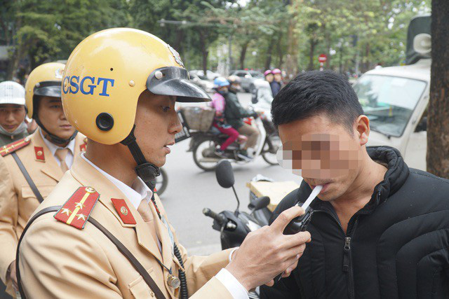 Hà Nội: Nể nang chén rượu tất niên, lái xe bị tước giấy phép 17 tháng - Ảnh 2.