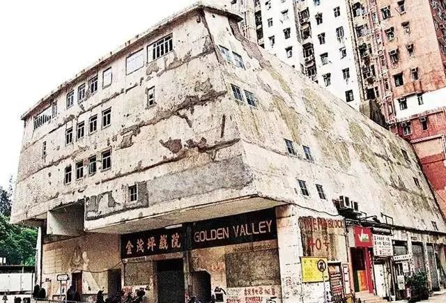 Rạp hát bị bỏ hoang ở trung tâm Hong Kong và lời đồn về cậu bé cùng mẹ xem phim nhìn thấy nhiều người trong rạp nhưng mẹ thì không - Ảnh 1.
