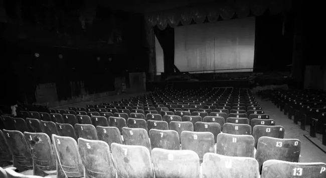 Rạp hát bị bỏ hoang ở trung tâm Hong Kong và lời đồn về cậu bé cùng mẹ xem phim nhìn thấy nhiều người trong rạp nhưng mẹ thì không - Ảnh 4.