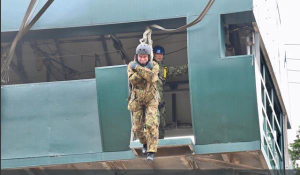 Bộ trưởng Quốc phòng Nhật Bản nhảy dù làm mẫu trong diễn tập quân sự Mỹ-Nhật - Ảnh 2.