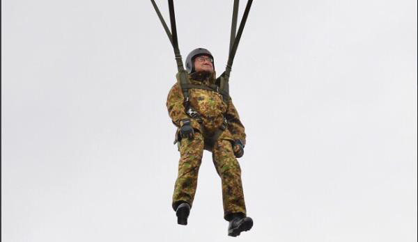 Bộ trưởng Quốc phòng Nhật Bản nhảy dù làm mẫu trong diễn tập quân sự Mỹ-Nhật - Ảnh 4.