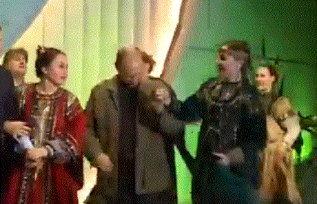 Điện Kremlin tung video hiếm: TT Putin nhảy múa và nói chuyện vui vẻ với cựu TT Bush - Ảnh 3.