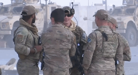 Binh sĩ Mỹ cười nói vui vẻ bên đống đổ nát trong căn cứ bị tên lửa Iran tấn công - Ảnh 2.