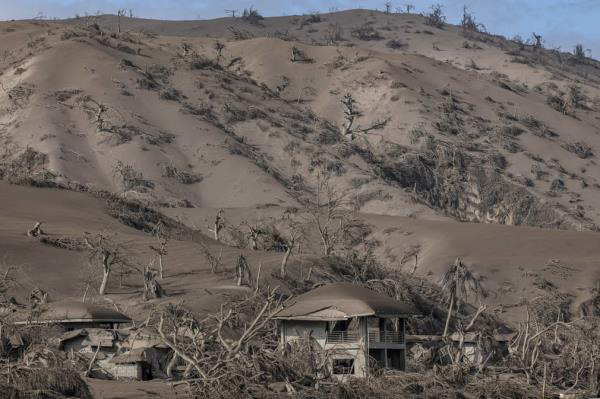 Núi lửa Philippines phun trào: Làng mạc, gia súc bị chôn vùi như ‘ngày tận thế’ - Ảnh 10.