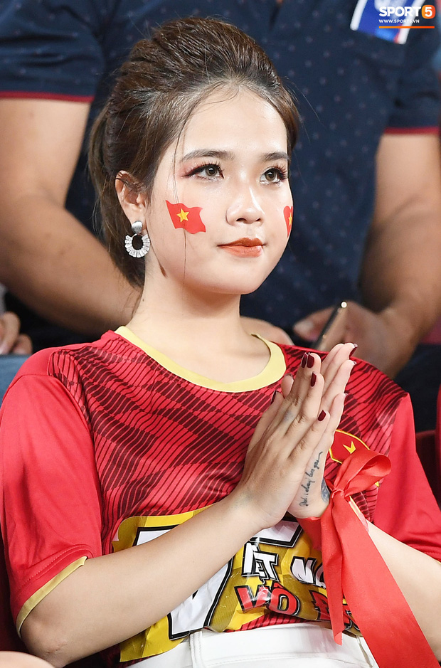 Bạn gái tin đồn của Quang Hải bất ngờ xuất hiện trên sân cổ vũ U23 Việt Nam đấu U23 CHDCND Triều Tiên - Ảnh 1.