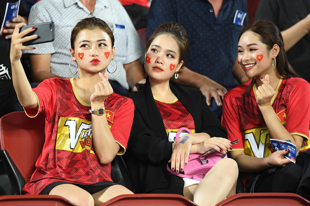 Bạn gái tin đồn của Quang Hải bất ngờ xuất hiện trên sân cổ vũ U23 Việt Nam đấu U23 CHDCND Triều Tiên - Ảnh 3.