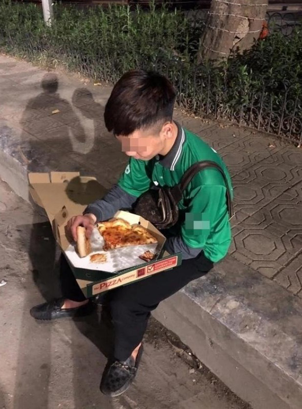 Cuối năm, hình ảnh shipper ngồi vỉa hè, ăn miếng pizza trong cay đắng khiến tất cả bức xúc - Ảnh 1.