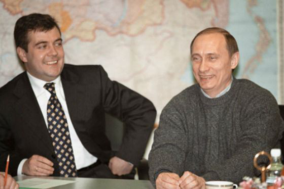 Ảnh: Những khoảnh khắc khó quên trong 30 năm sát cánh giữa Putin và Medvedev - Ảnh 1.