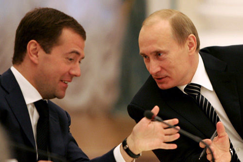 Ảnh: Những khoảnh khắc khó quên trong 30 năm sát cánh giữa Putin và Medvedev - Ảnh 2.