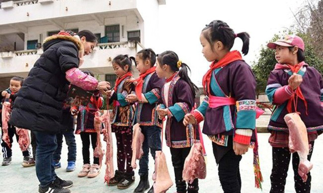 Trường học Trung Quốc thưởng thịt lợn cho học sinh giỏi - Ảnh 1.