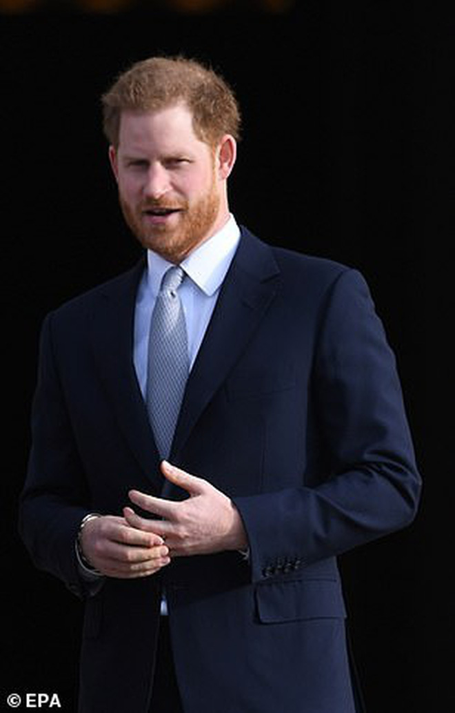Hoàng tử Harry lần đầu xuất hiện sau khi tuyên bố rời hoàng gia với vẻ mặt bất thường và phớt lờ truyền thông - Ảnh 1.