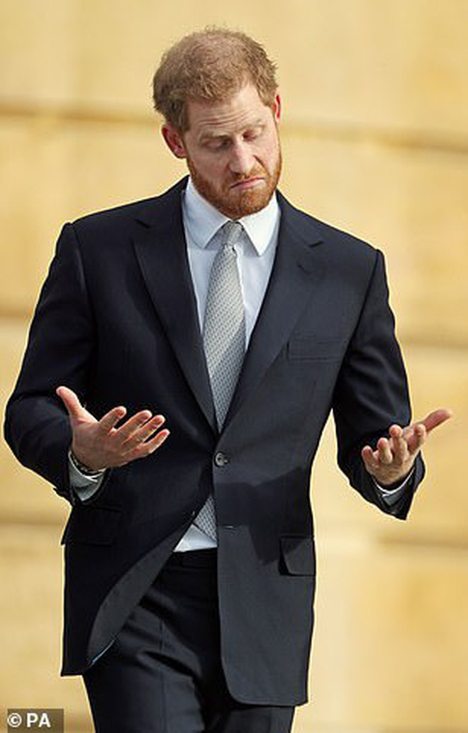 Hoàng tử Harry lần đầu xuất hiện sau khi tuyên bố rời hoàng gia với vẻ mặt bất thường và phớt lờ truyền thông - Ảnh 2.