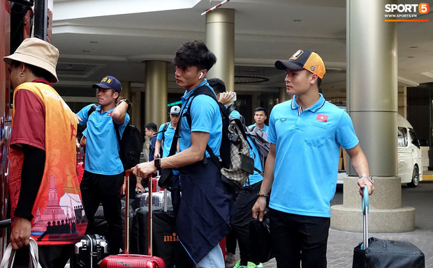 Chuyến bay bị delay, U23 Việt Nam gian nan trên đường trở về nước - Ảnh 1.