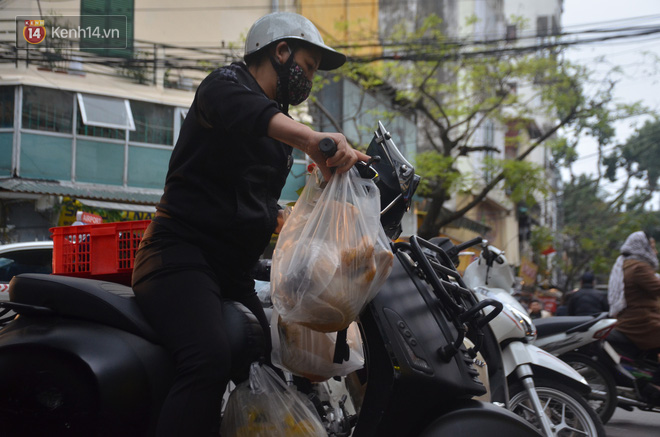 Chùm ảnh: Nửa triệu đồng bộ gà luộc xôi gấc, người Hà Nội chen chúc từ sáng sớm chờ mua cúng ông Công ông Táo - Ảnh 14.