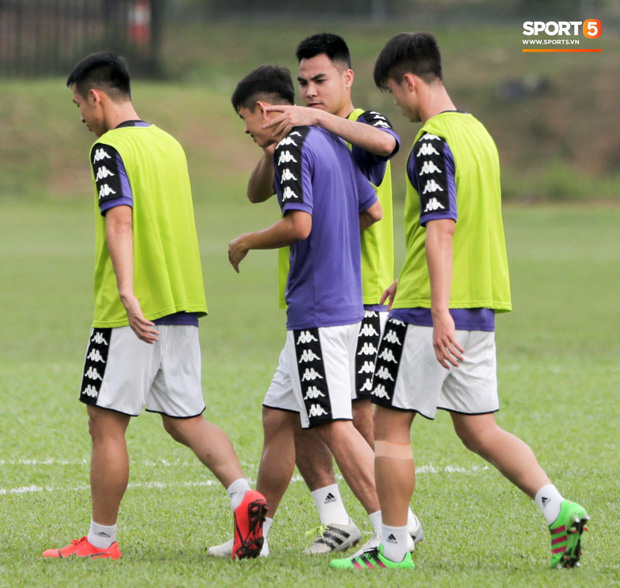 Huy râu túm cổ bắt nạt đàn em, Hà Nội FC tập buổi cuối trước ngày đấu đối thủ mạnh từ Thái Lan - Ảnh 3.