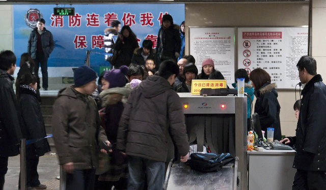 Tàu điện ngầm ở Trung Quốc: Kiểm tra an ninh gắt gao như sân bay quốc tế, sử dụng cả hệ thống nhận diện khuôn mặt để theo dõi! - Ảnh 2.