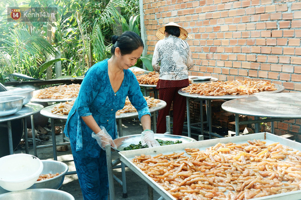 Chuyện chưa kể về đĩa mứt Tết đặc biệt của người phụ nữ miền Tây: Nhất quyết không lấy chồng để dành hết thời gian làm ra loại mứt mới - Ảnh 12.