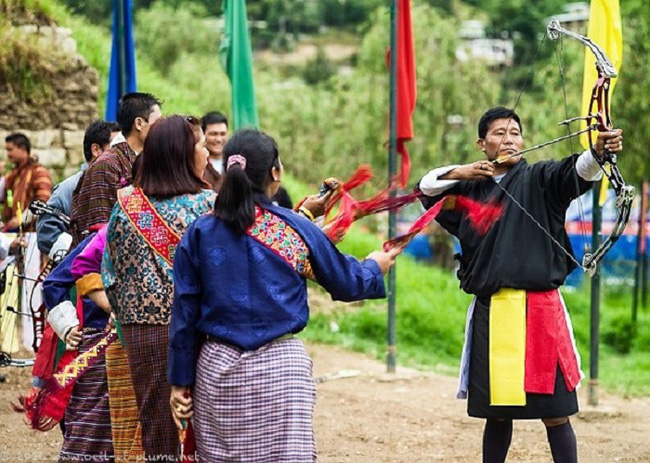 Nét độc đáo trong Tết cổ truyền của Vương quốc hạnh phúc nhất thế giới Bhutan, các cửa hàng thịt đều phải đóng cửa - Ảnh 3.