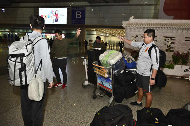 Buồn như đội tuyển U23 Trung Quốc ngày về nước: Đã mệt lả, kiệt sức vì chuyến bay dài lại còn bị các CĐV quay lưng - Ảnh 8.