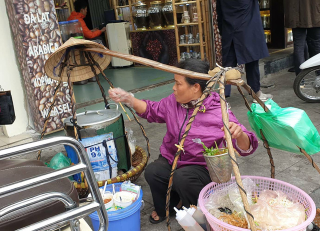  Bỏ cửa hàng tạp hóa ế ẩm, tiểu thương tranh thủ lên Thủ đô bán hoa Tết  - Ảnh 6.