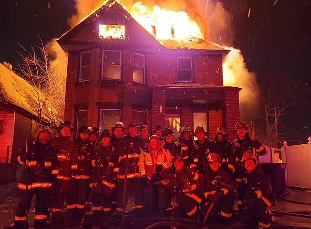 Dàn hàng chụp ảnh kỷ niệm trước một ngôi nhà đang cháy, đội cứu hỏa nhận gạch đá dữ dội từ cộng đồng mạng - Ảnh 1.