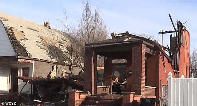 Dàn hàng chụp ảnh kỷ niệm trước một ngôi nhà đang cháy, đội cứu hỏa nhận gạch đá dữ dội từ cộng đồng mạng - Ảnh 2.
