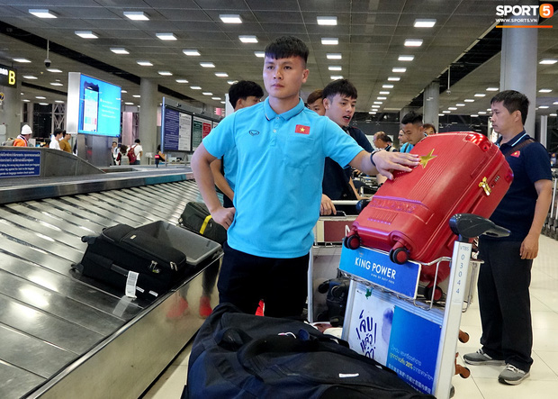 HLV Park Hang-seo sốt sắng lo cầu thủ U23 Việt Nam lỡ bữa ăn khi vừa tới Thái Lan - Ảnh 8.