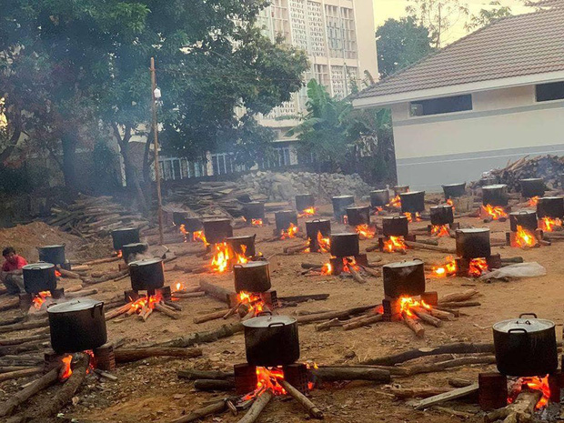 Hàng trăm nồi bánh tét đỏ lửa ở Kon Tum khiến bao người xao xuyến: Tết đã đến rất gần rồi - Ảnh 1.