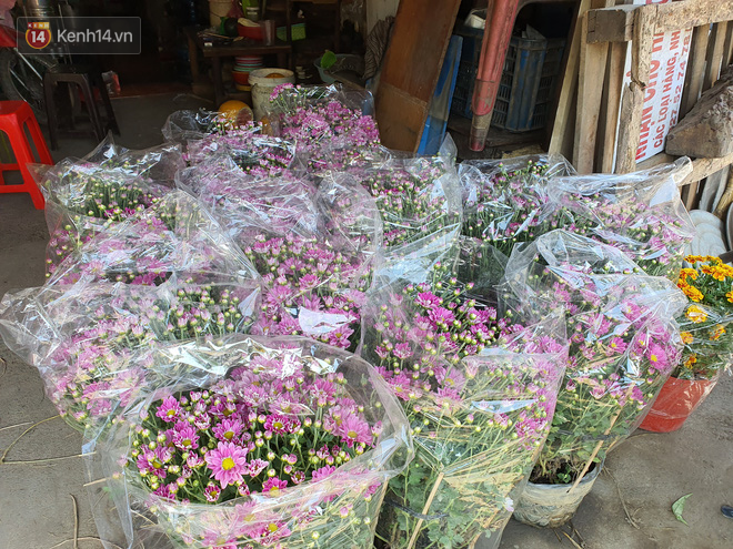 Chồng đột quỵ rồi mất trong lúc bán hoa Tết ở Sài Gòn, vợ cùng các con vội về đưa tang với hơn 2 tấn dưa còn nằm lại vỉa hè - Ảnh 5.