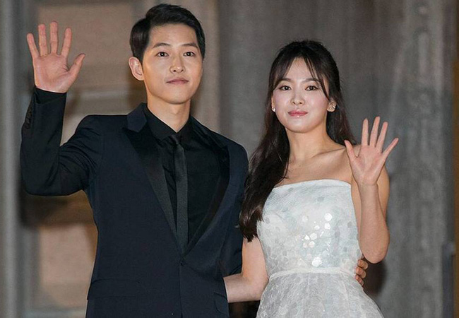 Giữa lúc Song Hye Kyo bị khơi lại chuyện yêu Hyun Bin và Bi Rain, Song Joong Ki lại rạng rỡ chụp hình cùng gái đẹp - Ảnh 2.