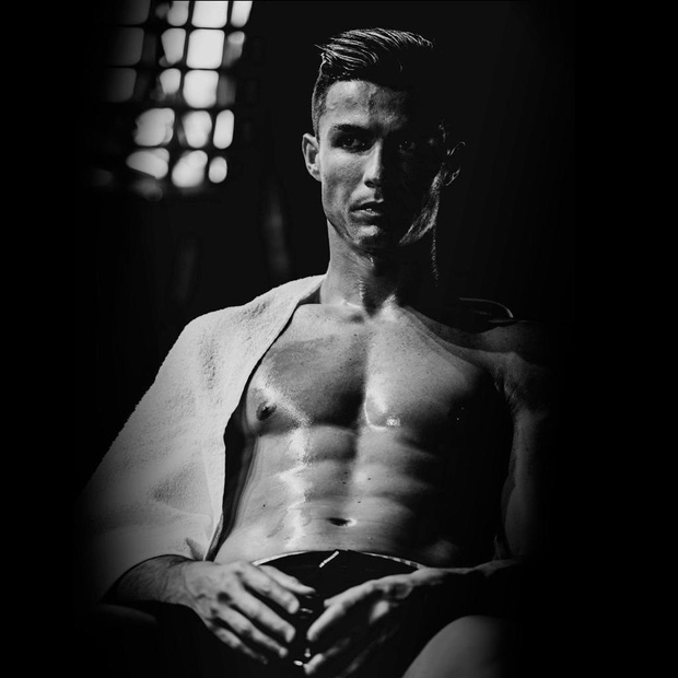 Ronaldo gây sốt với bức ảnh khoe body cực phẩm cùng thần thái chất lừ: Thế là đấng mày râu Việt có mục tiêu phấn đấu trước cái Tết đầy bánh chưng rồi - Ảnh 1.