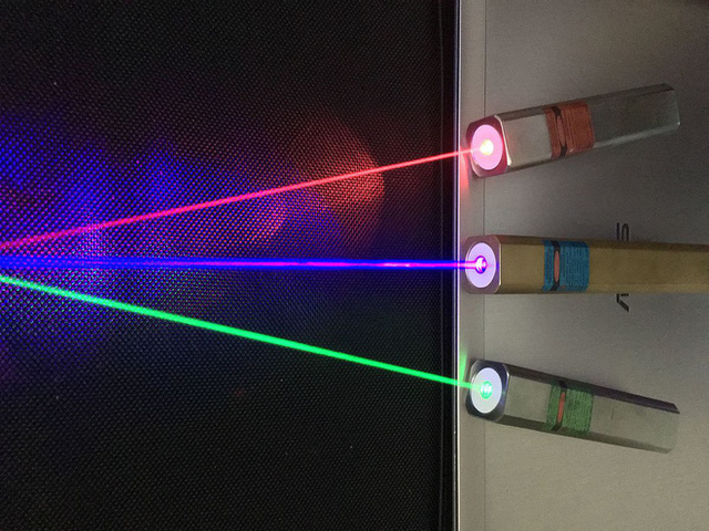 Nhìn thấy tia laser rất nhiều nhưng bạn có thắc mắc tại sao nó chỉ có màu đỏ? Đáp án thật sự sẽ khiến bạn thấy bất ngờ - Ảnh 1.