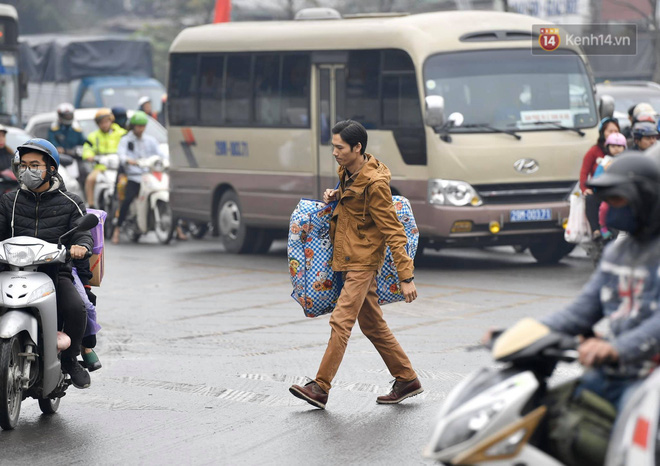 Chùm ảnh: Trẻ nhỏ trùm chăn, khoác áo mưa chật vật theo chân bố mẹ rời Thủ đô về quê ăn Tết - Ảnh 12.