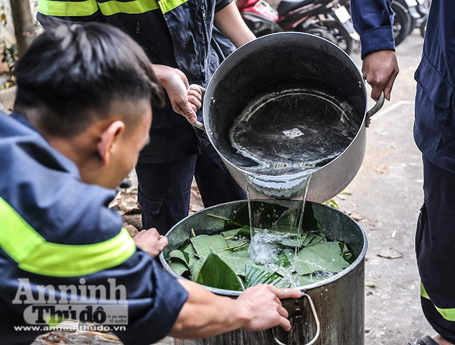 Những chiếc bánh chưng được gói bởi bàn tay thô ráp của chiến sỹ PCCC Thủ đô - Ảnh 12.