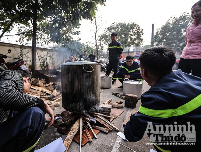 Những chiếc bánh chưng được gói bởi bàn tay thô ráp của chiến sỹ PCCC Thủ đô - Ảnh 13.