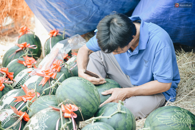 Anh thợ điêu khắc gỗ kiếm hàng triệu đồng mỗi ngày nhờ khắc dưa hấu bán dịp Tết ở Sài Gòn - Ảnh 3.